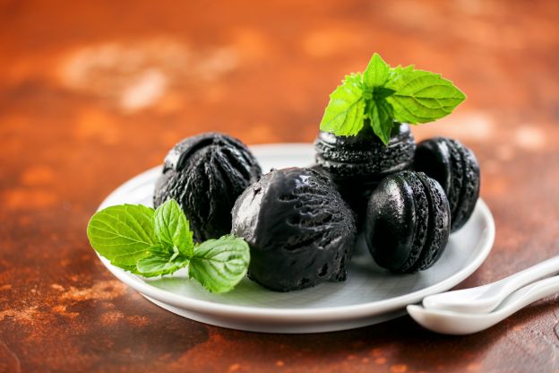 Sorvetes e macarons negros