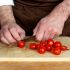 Cortar os tomates cerejas ao meio