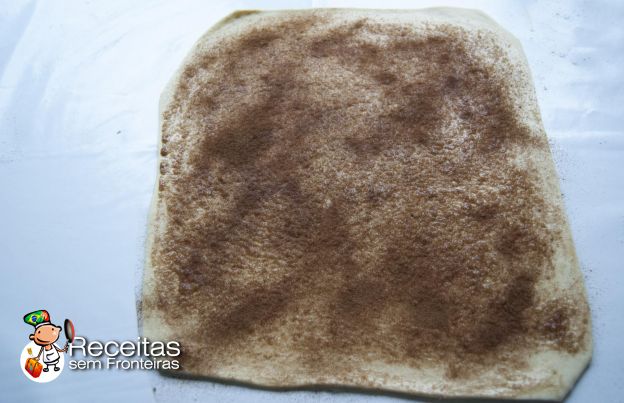 Abra a massa e espalhe o recheio