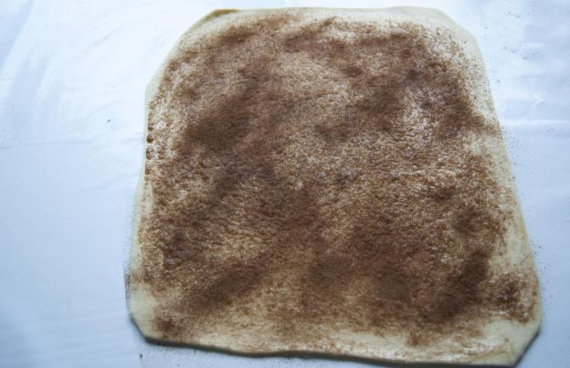 Abra a massa e espalhe o recheio