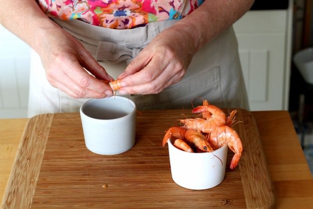 Retirar as cascas dos camarões