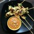 Brochettes de frango com molho de amendoins