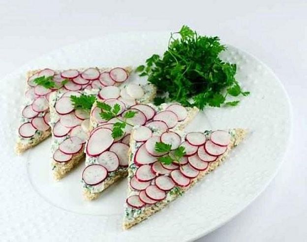 Torradas com rabanete, Roquefort e cerefólio