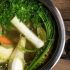 Utilize um caldo de legumes para fazer um molho vegano