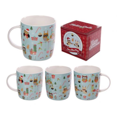 Uma caneca da coruja do Natal