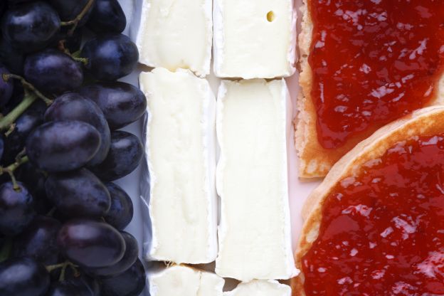 Queijo com uvas e amêndoas