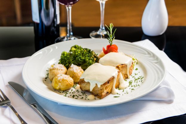 Receita Bacalhau ao Catupiry com batatas ao murro e brócolis