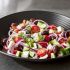 Salada de tomates, pepinos, queijo feta e croûtons
