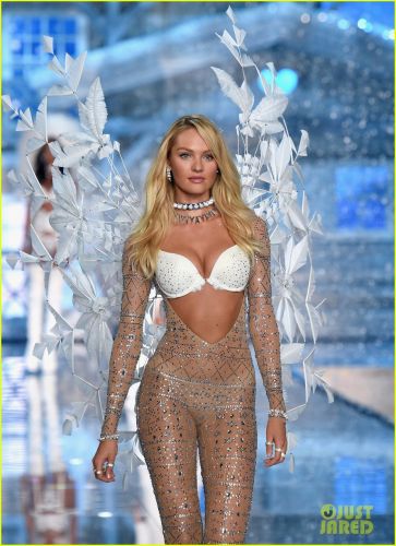 Candice Swanepoel - Victoria's Secret Show Paris 2016 (Video)