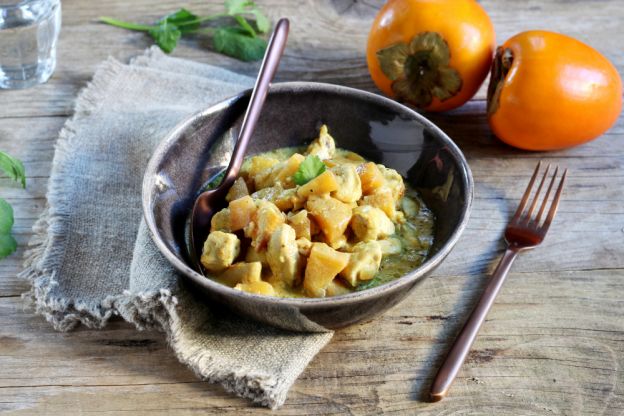 Suculento caril de frango com caqui