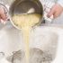 8. Lavar ou resfriar o macarrão cozido em água fria