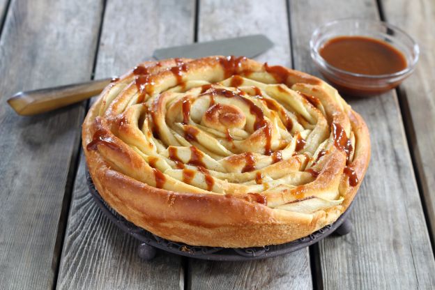 Pão de maçãs em forma de espiral.
