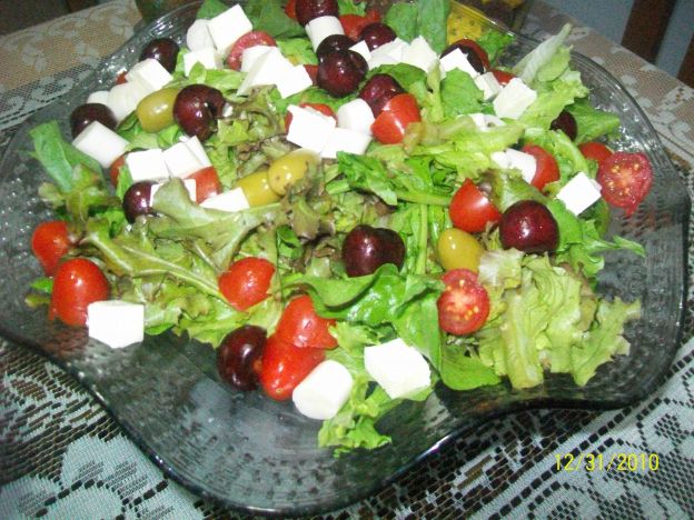 Salada com cerejas e queijo