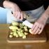 Cortar as batatas em cubos