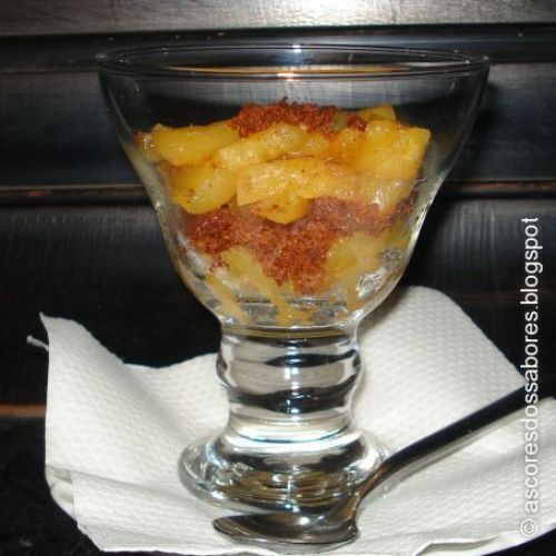 Crumble de abacaxi com farofa de biscoitos