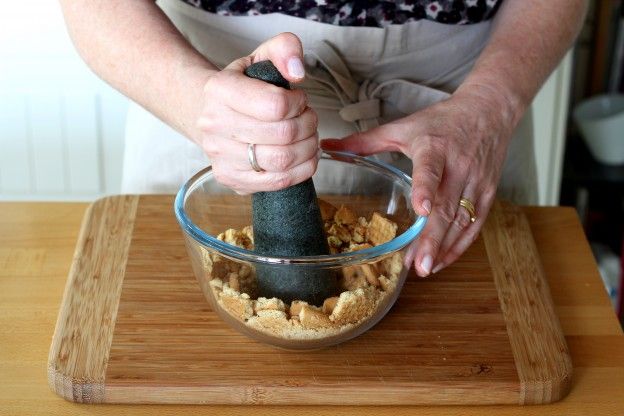 Triturar os biscoitos