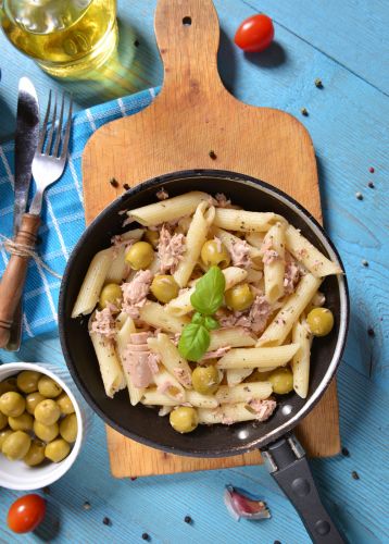 Penne com atum e azeitonas
