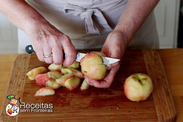 Cortar os pêssegos em quatro