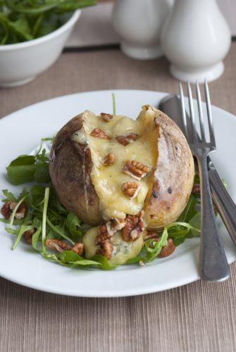 Batatas recheadas com fondue e nozes