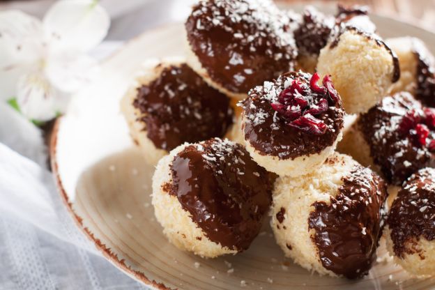 Beijinhos de coco e chocolate