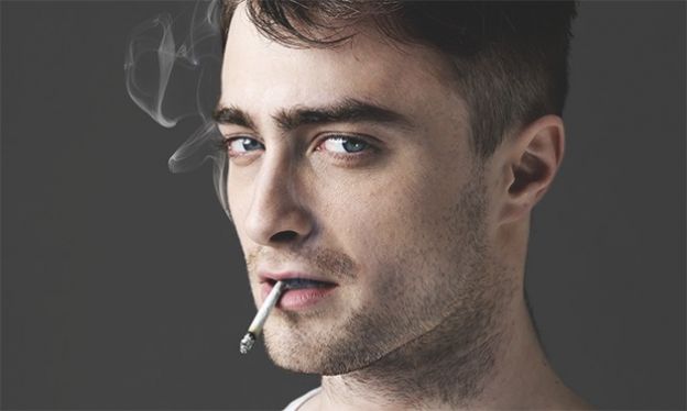 Daniel Radcliffe, que fez o papel de Harry Potter, foi visto numa festa na casa de sua namorada, Laura O’Toole, fumando maconha.