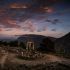 O crepúsculo banha o santuário de Athena Pronaia em Delphi, na Grécia