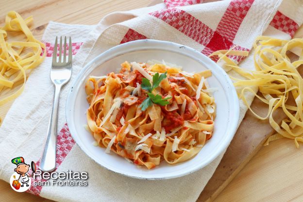 Preparar o molho e cozinhar as massas