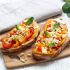 Bruschetta com pimentão grelhado, queijo e pinoli