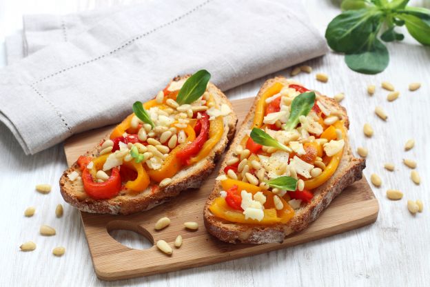 Bruschetta com pimentão grelhado, queijo e pinoli