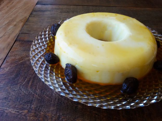 Pudim de coco com ameixa