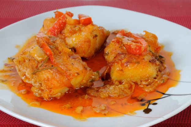 Merluza con tomate y calabacín