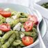 Penne com pesto, feta e tomates cerejas
