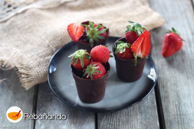 Vasinhos de chocolate e morangos