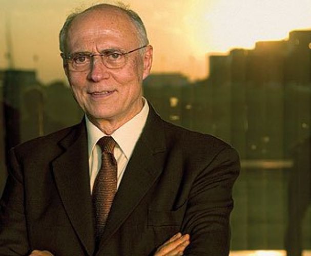 Eduardo Suplicy, que nunca teve seu nome envolvido em escândalos de corrupção, confessou certa vez, no programa CQC, que já fez uso de maconha.