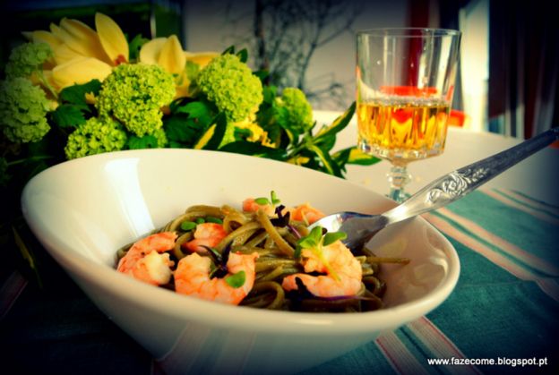 Linguini salteado com camarão e salsicha