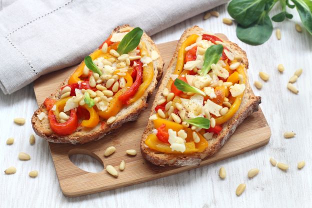 Bruschetta de pimentões assados com pinoli
