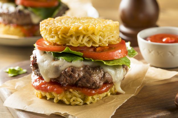 Hambúrguer de macarrão isntantâneo