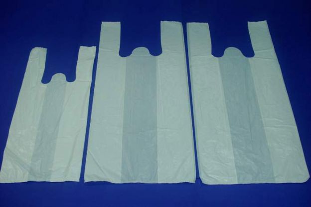 2. preencher a calça jeans com sacolas plásticas: