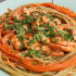 Espaguete arco-íris com molho de camarão