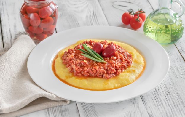 Polenta com salsicha - Ragu de salsicha