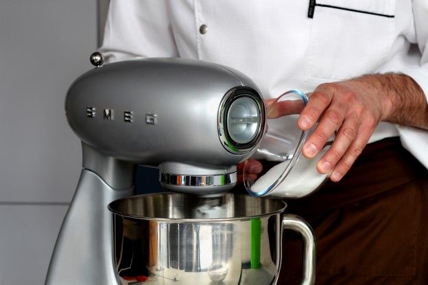 Acrescente a metade do açúcar