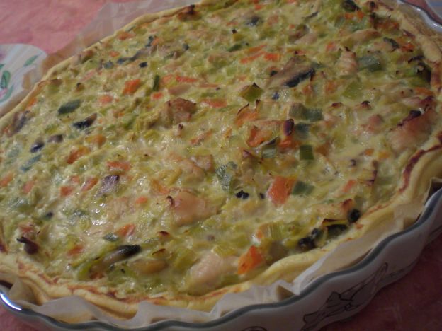 Torta de alho poró, cenoura, frango e queijo de cabra