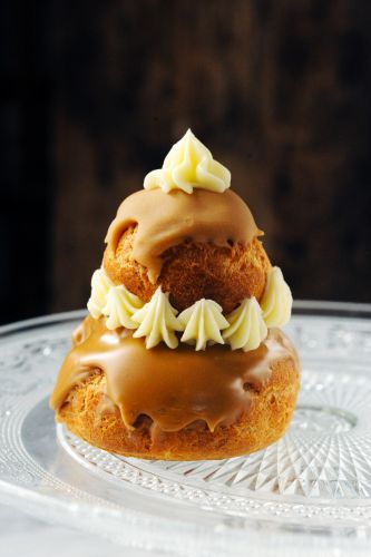 Religieuse au café