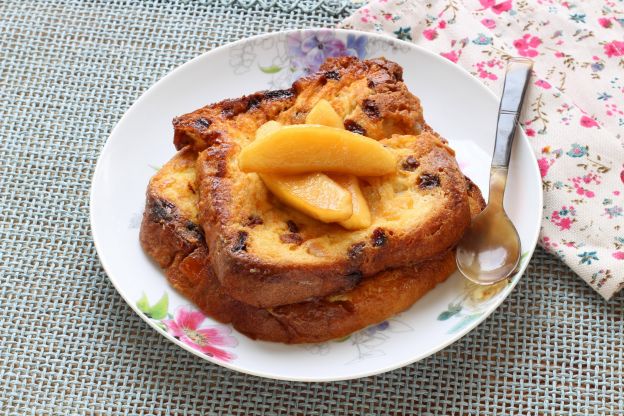 Rabanada de panetone e maçãs