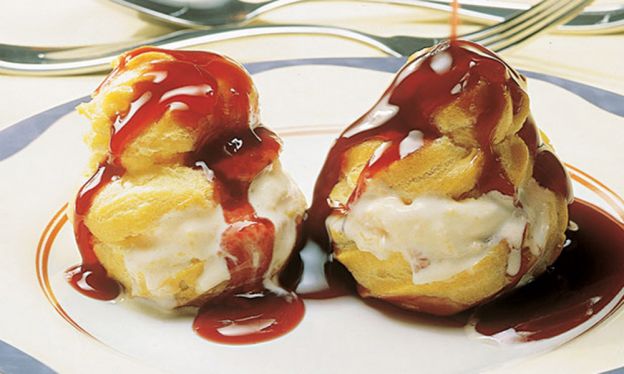 Carolina com sorvete e calda