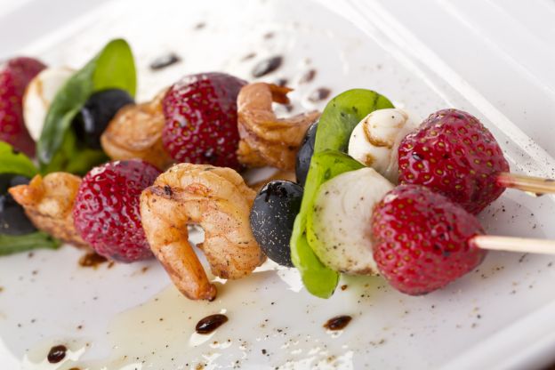 Espetinho de morangos, azeitona, mozzarella de búfala e camarões