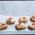 Crostini de salmão defumado da Noruega e queijo