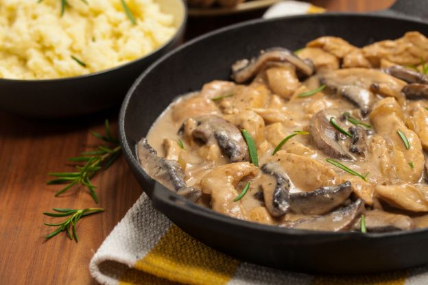 Estrogonofe de frango com champignons