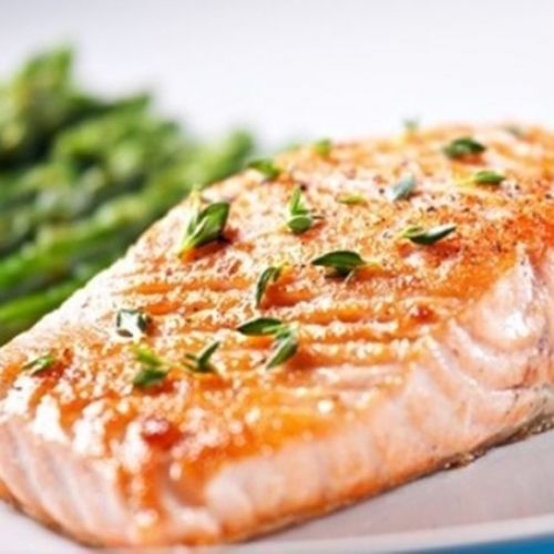 Salmão grelhado e molho de maracujá