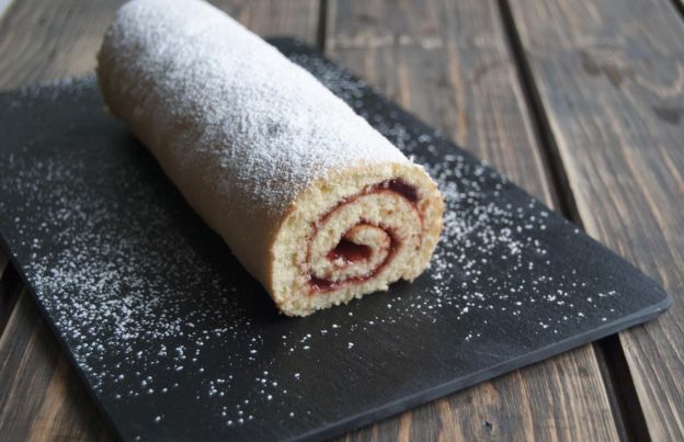 Rocambole recheado com geleia